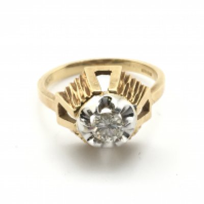 An 18ct gold ring set with solitaire diamond. Size M and 4.60gPostage A
