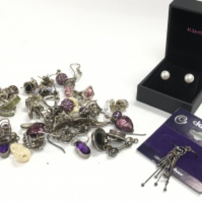 26 pairs of silver earrings. Postage category A