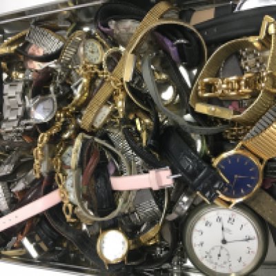 A tin of watches including Seiko, Rotary, Accurist, Lorus etc