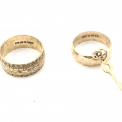 Two 9ct gold rings. 6.52g Postage A