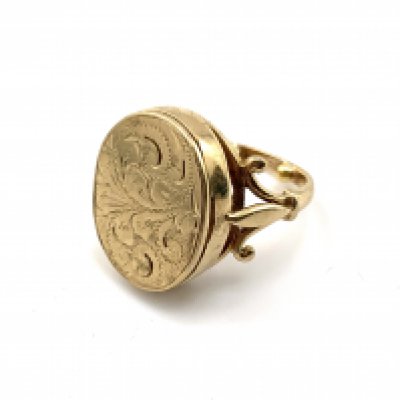 An edwardian 9ct gold poison/pill style ring. 5.9g (A)