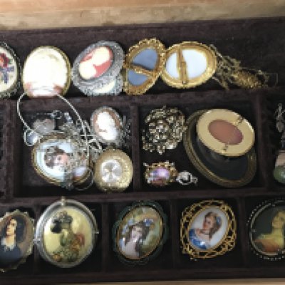 A box of various brooches and costume jewellery including silver rings, small 9ct gold necklace