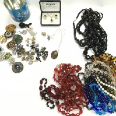 A large collection of assorted costumes jewellery including brooches necklaces and beaded jewellery. Postage B