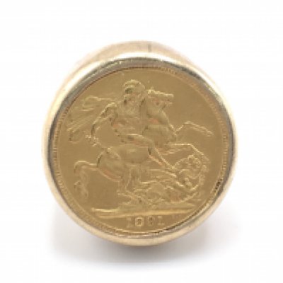 A 1891 full sovereign set in 9ct gold ring. Size R and 16.87g