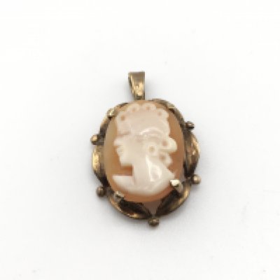 A 9ct gold cameo pendant 1.89g Postage A