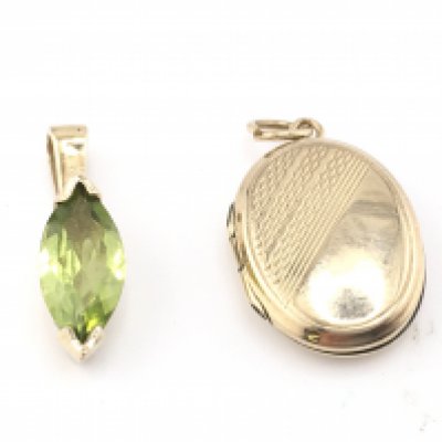 A 9ct gold pendant set with green stone and a 9ct back and front locket. Postage A