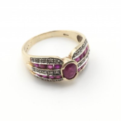 A 9ct gold ruby ring. Size R and 3.92g Postage A