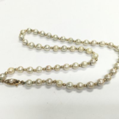 A pearl necklace with a 9ct gold clasp.