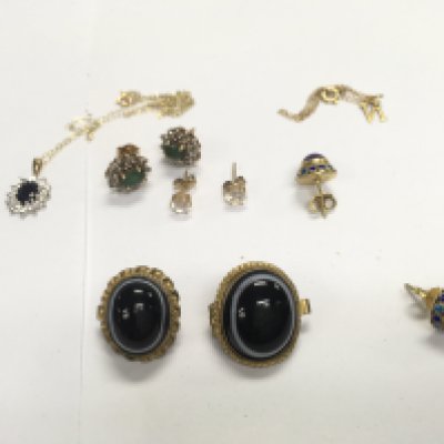 A mixed collection of jewellery including some 9ct gold examples and some yellow metal examples.