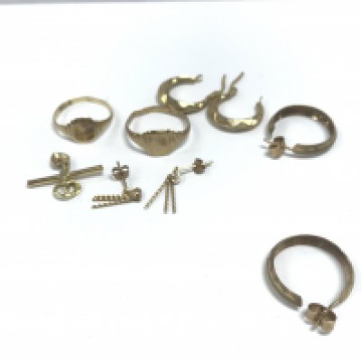 2 small 9ct gold rings along with some 9ct gold earrings. Approx weight 7.46 grams.