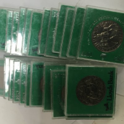 A bag containing a large quantity of Lloyds Bank issued Silver Jubilee crowns.