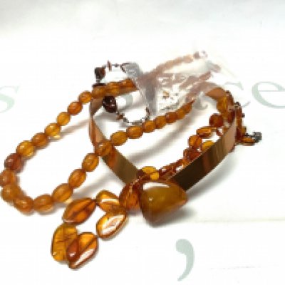 A mixed collection of amber jewellery. (A)