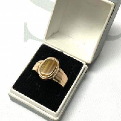 A vintage gold and tigers eye signet ring (A) 3.55g