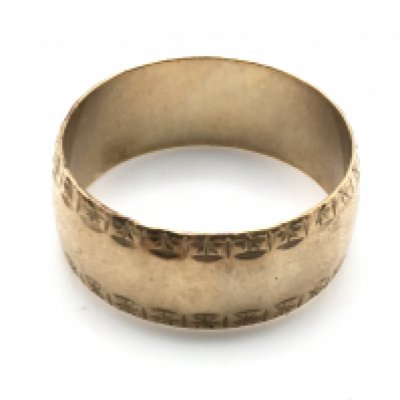 9ct gold band. 7.80g and size Z + 4 Postage A