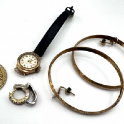 A small collection of mixed 9ct gold jewellery. (A)