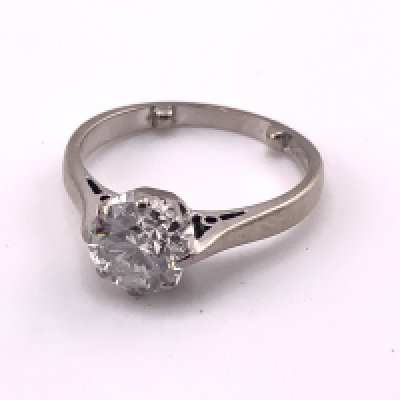 An 18ct white gold solitare ring set with a single 1ct diamond. (A)