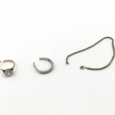 Three items of 9ct gold jewellery including 2 rings and a bracelet all a/f 6.91g total. Postage A