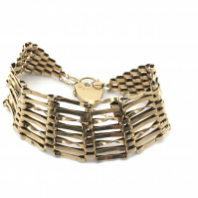 A 9ct gold gate bracelet with heart padlock. 15.32g Postage A