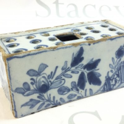 A late 18th / early 19th century English Delft flower brick . Some chips and cracks. This lot cannot be posted