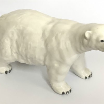A Beswick model of a polar bear, Model 1533. (A)