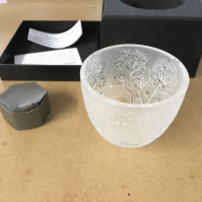 A Lalique Ombelles glass tea light holder bowl with unused tea light in original box. Good condition with no obvious damage.