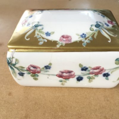 McIntyre Moorcroft ceramic box. 14.5x10.5x7.5cm early 1900s retailed by A la paix 36 Avenue de l opera paris together with a moorcroft pansy saucer green W moorcroft 11.5cm diameter Base has lot of damage but lid is in good condition