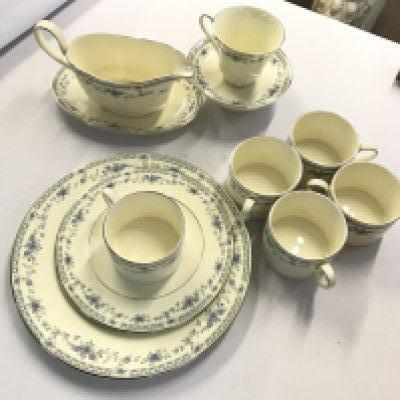 A Minton Bellmeade Tea and Dinner service including cups, plates, gravy boat etc