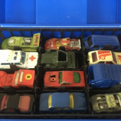 A collection of vintage Playworn cars including Matchbox. Postage cat B NO RESERVE
