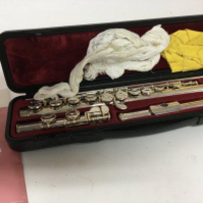 A Yamaha chrome finish flute in a fitted case good condition.