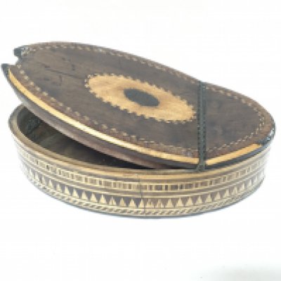 A 18th century George III oval snuff box with boxwood and satinwood inlay.