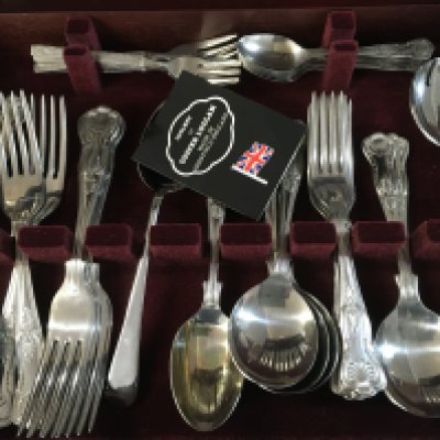 A canteen of Sheffield cutlery .