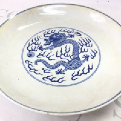 A Chinese blue and white dragon chasing a pearl dish. 27cm wide. Tongzhi Six character mark at base. This lot cannot be posted