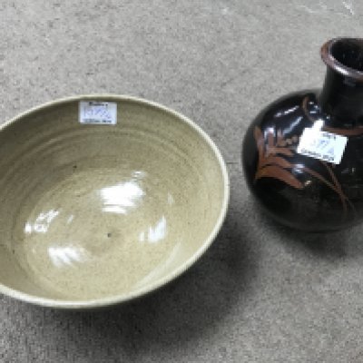 A David Leach bottle vase and an earthenware bowl-23cm
