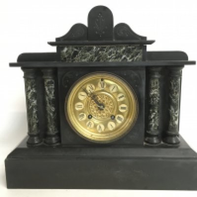 A slate and brass mantel clock, dimensions 14x34x31cm. This lot cannot be posted, NO RESERVE