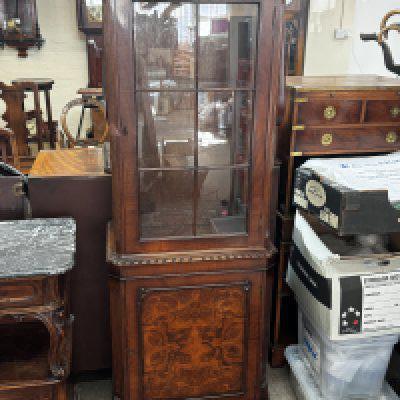 A glazed Edwardian Quarter veneered display cabinet with 2 glass shelves. (D)