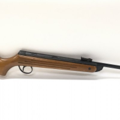 A vintage BSA Meteor Mk1 0.177 calibre air rifle. Serial number N29651. 104cm long. This lot cannot be posted