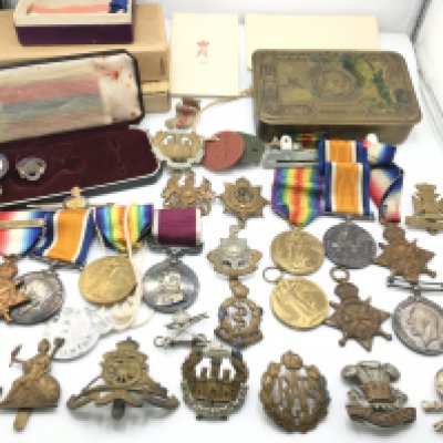 A collection of world war 1 medals and other military items. Postage B