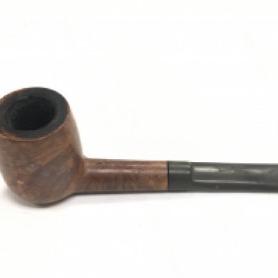 A good condition vintage post war, presumed retrospective copy of a SOE/MI6 knife pipe. Marked Virgin Copenhagen on the body. Mouth piece pulls off to reveal 4cm blade