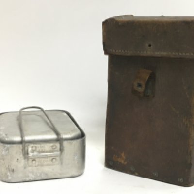 A Leather WW1 Horse Artillery Saddle Bag with Chain and A WW2 Mess Tin Set. From the estate of a WW1/WW2 Collector.