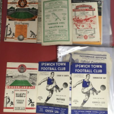 1950s + 1960s Football Programme Folders: Includes 49/50 QPR Reserves v Luton, 50/51 Liverpool v Sunderland, Wolves v Huddersfield FA Cup, 51/52 Man City v Bolton, Norwich v Gillingham, Liverpool v Manchester City, Wolves v Fulham, Sunderland v Chelsea, Cardiff v Blackpool friendly, Southend v Millwall, Ipswich Reserves v Norwich + Watford, Newcastle v Blackpool, Aston Villa v Chelsea, 1967 Celtic v Racing Final. C/W some cards and more. Good condition. ( 2 folders )