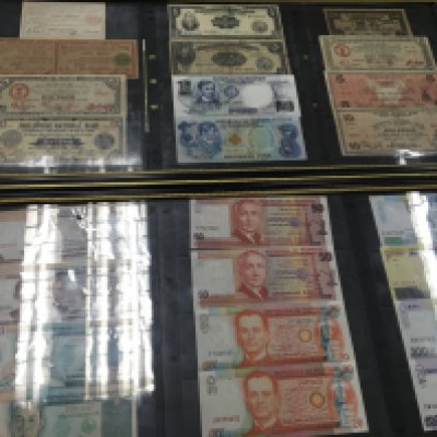 Two framed collections of bank notes The republic of the Pilipinas and framed British coins a 10 Shilling note and coins.