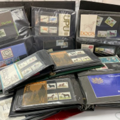 5 albums of Stamp presentation packs (D)