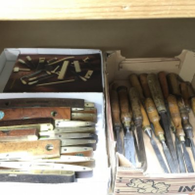Various vintage woodworking chisels , woodworking auction catalogues, wood and brass spirit levels. This lot cannot be posted