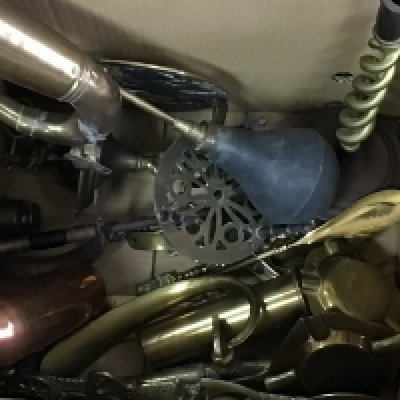 WITHDRAWN - A box containing a collection of brass and copper including a vintage car horn candle sticks ammunition cases and other oddments. NO RESERVE