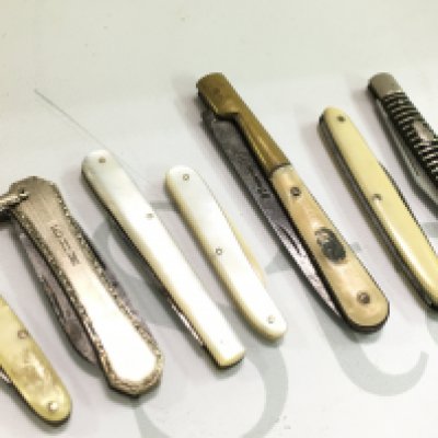 A collection of vintage pen and fruit knives