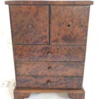 A small walnut burr jewellery box, dimensions 11x18x25cm