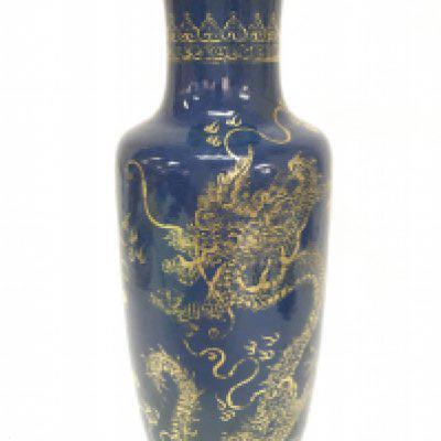 A Chinese gilt dragon porcelain vase, 25.5cm tall. No obvious large damage or restoration. This lot cannot be posted