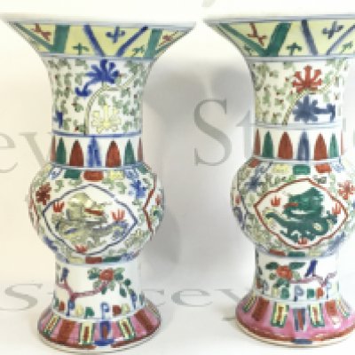 A pair of Chinese Wucai dragon vases, six character marks on the bases. 24cm tall. This lot cannot be posted
