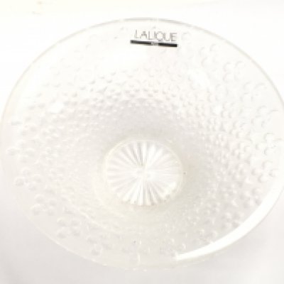 A small Lalique bowl, approximately 14cm wide. This lot cannot be posted