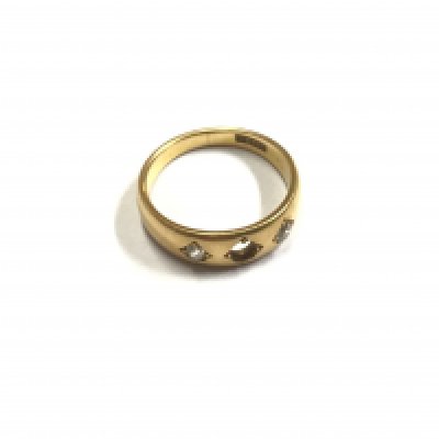 An 18ct gold three stone ring with the centre stone missing. Approx weight 6.05 grams, approx size P.